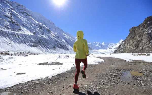 Kadın Koşucu Kışın Ülkeyi Boydan Boya Geçiyor — Stok fotoğraf