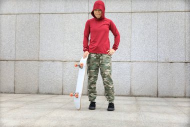 Şehirde kaykaycı ve kaykaycı.