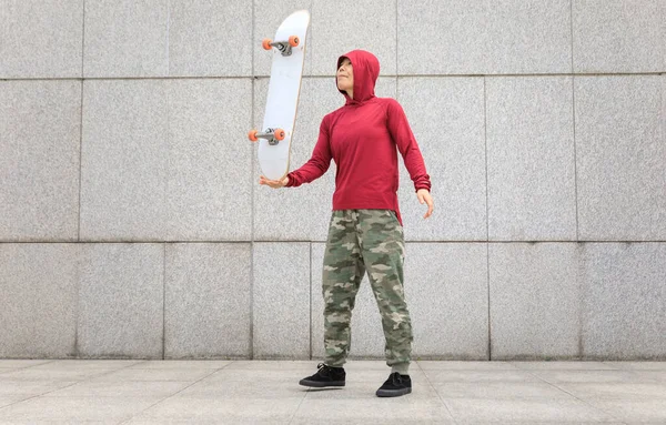 Şehirde kaykaycı ve kaykaycı.