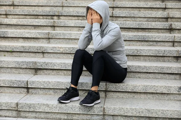 Mulher Chorando Sentada Sozinha Nas Escadas Cidade — Fotografia de Stock