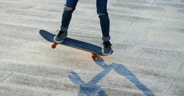 Skateboarder Skateboarding Venku Městě — Stock fotografie