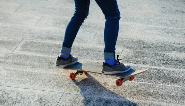 Skateboarder Skateboarding Εξωτερικούς Χώρους Στην Πόλη — Φωτογραφία Αρχείου