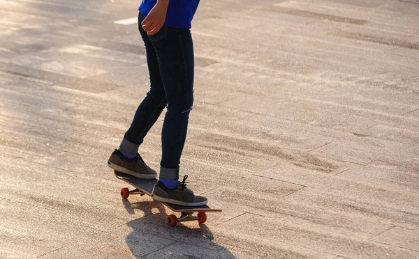 야외에서 스케이트 보딩을 도시의 — 스톡 사진