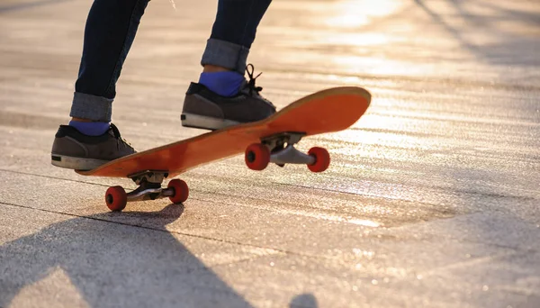 Skateboarder Skateboarden Buiten Stad — Stockfoto