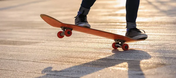 Skateboarder Skateboarden Draußen Der Stadt — Stockfoto