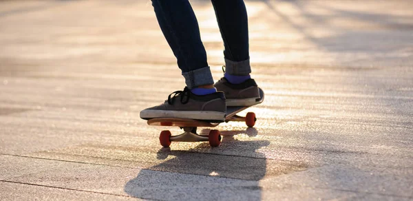 Skateboarder Skateboarding Εξωτερικούς Χώρους Στην Πόλη — Φωτογραφία Αρχείου