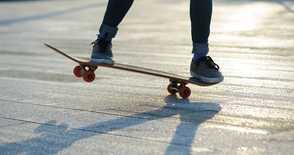 Skateboarder Skateboarden Draußen Der Stadt — Stockfoto