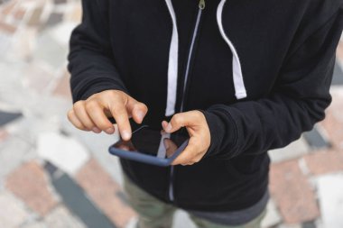 şehirde cep telefonu kullanan kadın