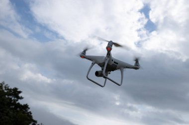 Yazın dağın tepesinde uçan kameralı beyaz dron