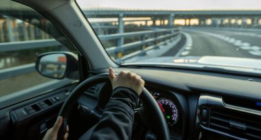 Çin 'de otoyolda araba sürmek.