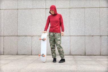 Şehirde kaykaycı ve kaykaycı.