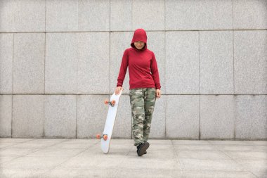 Şehirde kaykaycı ve kaykaycı.