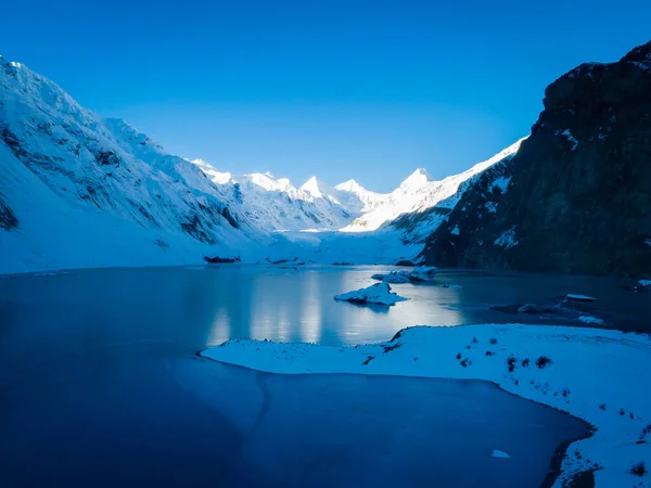 中国西藏美丽的冰冻冰川泻湖的空中景观 — 图库照片