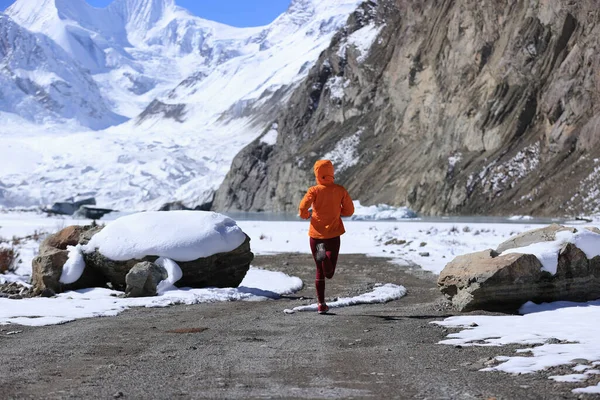 Γυναίκα Δρομέας Μονοπάτι Διασχίζουν Χώρα Τρέχει Στη Φύση Χειμώνα — Φωτογραφία Αρχείου