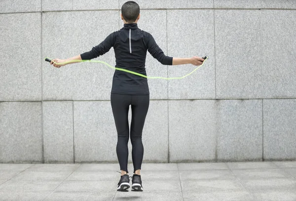 Fitness Vrouw Touw Springen Tegen Stadsmuur — Stockfoto