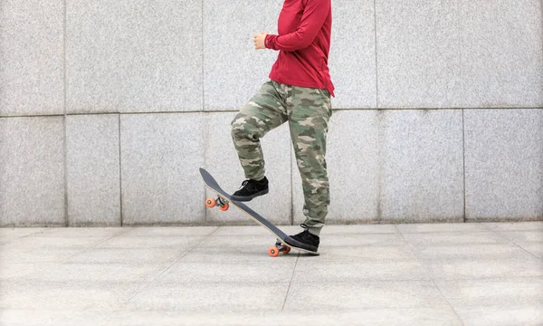 Skateboarder Skateboarden Draußen Der Stadt — Stockfoto