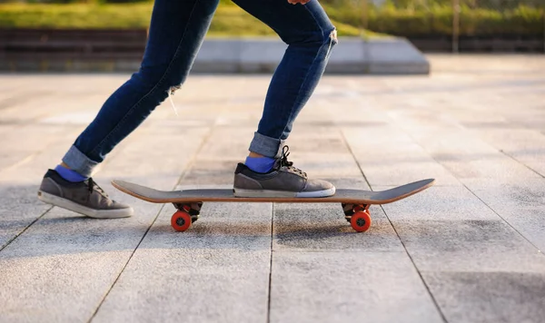 Skateboarder Skateboarden Draußen Der Stadt — Stockfoto