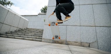 Kaykaycı şehir dışında kaykay yapıyor.