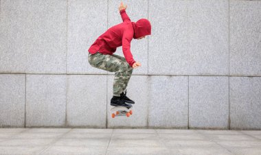 Kaykaycı şehir dışında kaykay yapıyor.