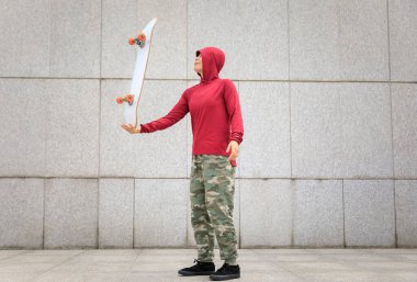 Şehirde kaykaycı ve kaykaycı.