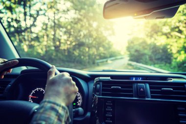 Dağ yolunda araba kullanan insanlar