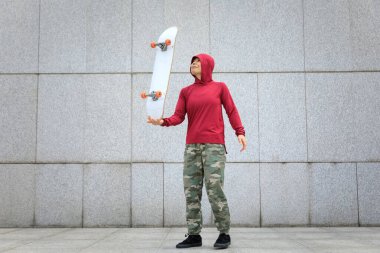 Şehirde kaykaycı ve kaykaycı.