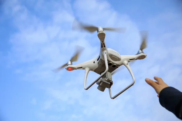 Kéz Eléri Fehér Drón Kamerával Repül Ellen Kék — Stock Fotó