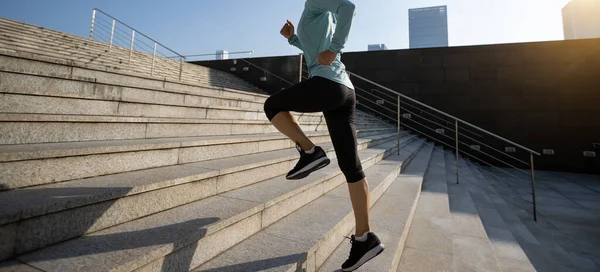 Deporte Fitness Mujer Corriendo Escaleras Arriba Ciudad — Foto de Stock