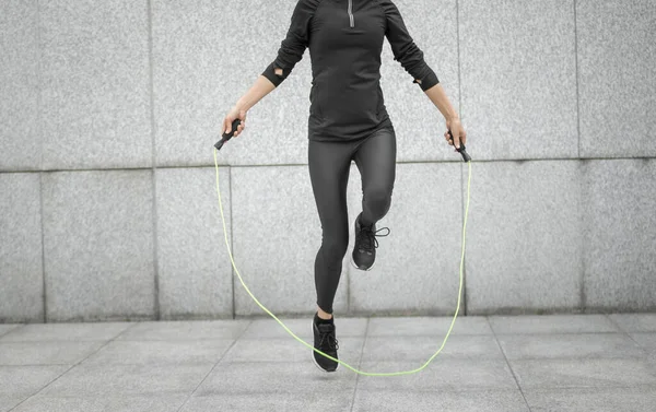 Fitness Kvinnlig Rep Hoppa Mot Stadsmuren — Stockfoto