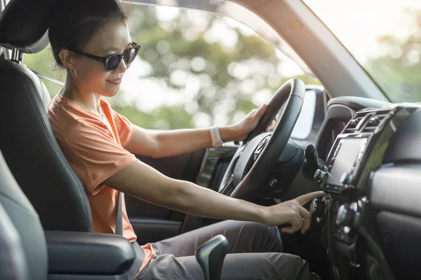 Femme Démarrage Moteur Voiture Conduite Sur Route Montagne — Photo