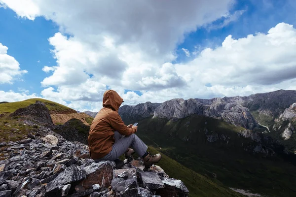 Erfolgreiche Wanderin Mit Smartphone Auf Berggipfel — Stockfoto