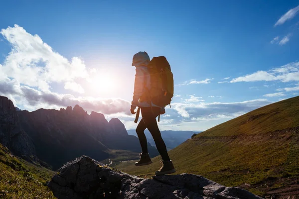 Solo Kobieta Backpacker Wędrówki Alpejskich Szczytach Górskich — Zdjęcie stockowe