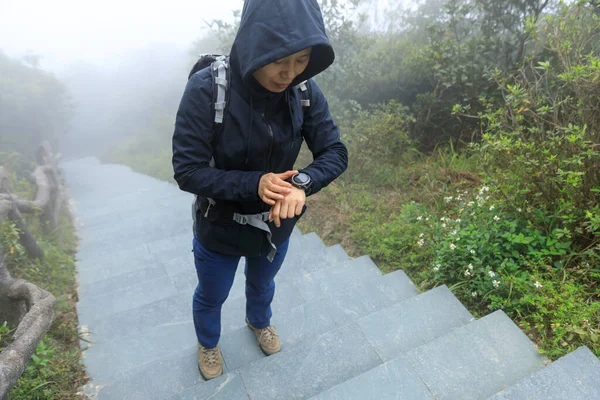 Femme Randonneur Vérifiant Altimètre Sur Sportswatch Sur Brouillard Hiver Montagne — Photo