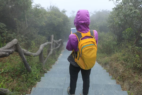Sis Dağının Tepesinde Akıllı Telefon Kullanan Bir Yürüyüşçü — Stok fotoğraf