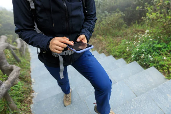 Escursionista Con Smartphone Cima Alla Nebbia — Foto Stock