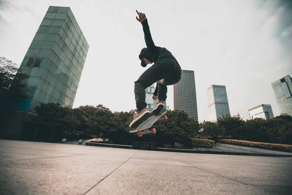 Skateboarder Skateboarden Buiten Stad — Stockfoto