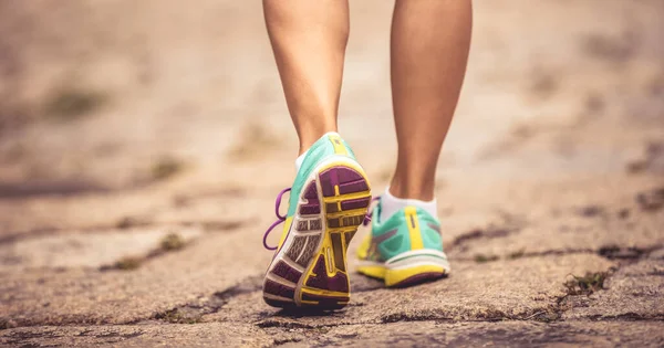 Junge Fitness Frau Wandert Auf Wanderweg — Stockfoto