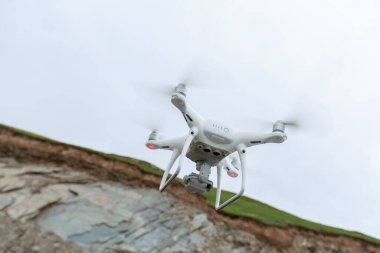 Uçan İHA Tibet, Çin 'deki buzullu lagünün fotoğrafını çekiyor.