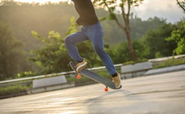 Modern şehirde Asyalı kaykaycı kadın.