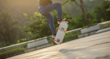 Modern şehirde Asyalı kaykaycı kadın.