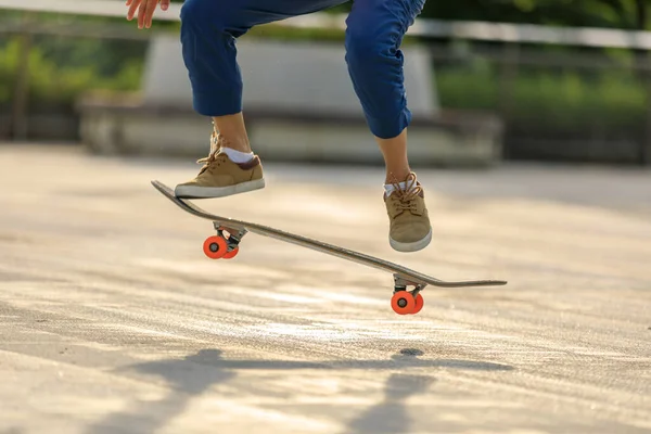 Asijské Ženy Skateboarder Skateboarding Moderním Městě — Stock fotografie