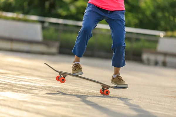 Asiatische Skateboarderin Skateboardet Moderner Stadt — Stockfoto