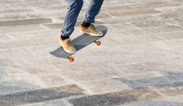 Skateboarder Asiatico Skateboard Nella Città Moderna — Foto Stock