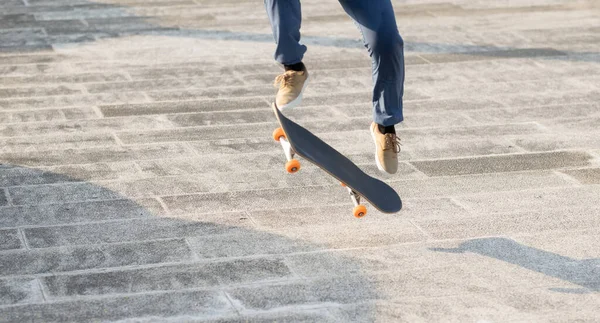 Skateboarder Asiatico Skateboard Nella Città Moderna — Foto Stock