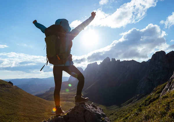 成功した女性バックパッカーハイキングで高山の山のピーク — ストック写真