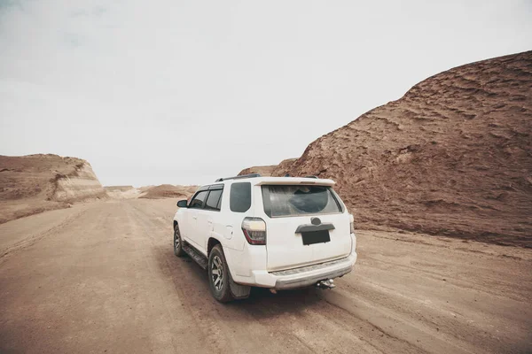 Водіння Білого Позашляховика Перетинає Дорогу Пустелі — стокове фото