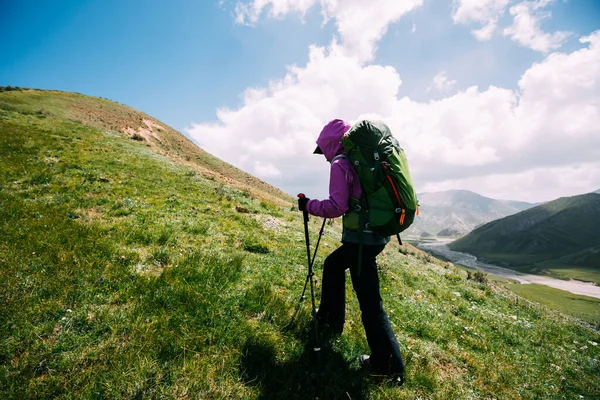 Framgångsrik Kvinna Backpacker Promenader Till Alpina Bergstopp — Stockfoto