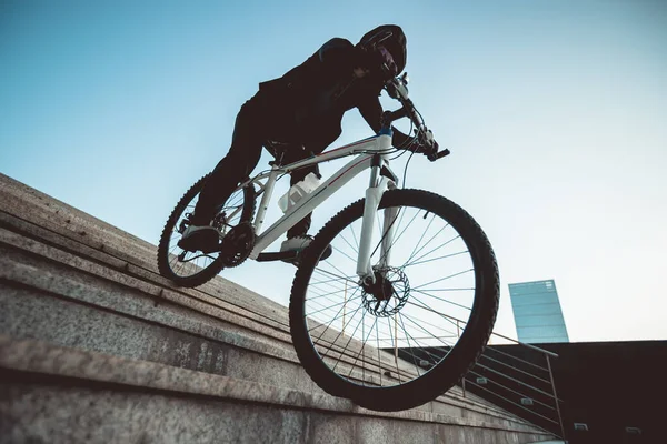 Mujer Jinete Libre Montar Bicicleta Bajando Escaleras Ciudad — Foto de Stock