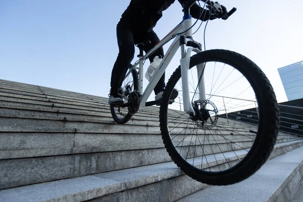 Mulher Livre Cavaleiro Andar Bicicleta Descendo Escadas Cidade — Fotografia de Stock