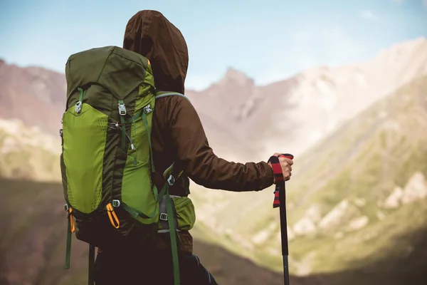 Başarılı Bir Kadın Sırt Çantasıyla Dağın Zirvesine Çıktı — Stok fotoğraf